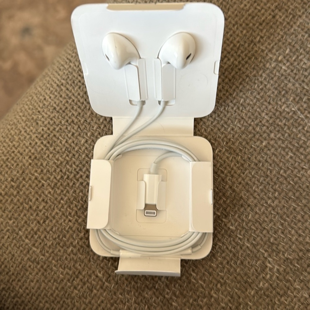 NIB Apple White Wired Earbuds - Picture 2 of 3